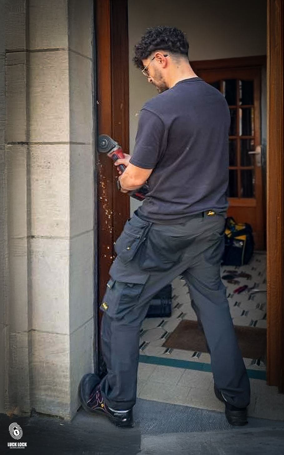 Slotenmaker Geluksslot Professionele slotenmaker voor slotenmaker pechhulp, deur opening, veiligheidsslot installatie of huisbeveiliging - Serrurier Geluksslot - 06